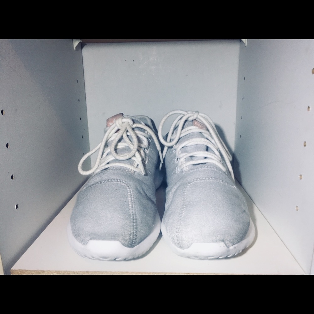 Women Tubular Adidas Tennis Shoe